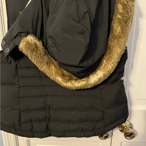 Adorable Warm‎ Trendy Zip vest with hood! Puff style. So fashionable. Medium