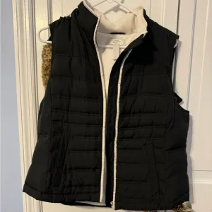 Adorable Warm‎ Trendy Zip vest with hood! Puff style. So fashionable. Medium
