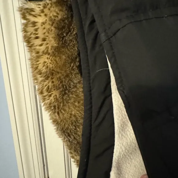 Adorable Warm‎ Trendy Zip vest with hood! Puff style. So fashionable. Medium