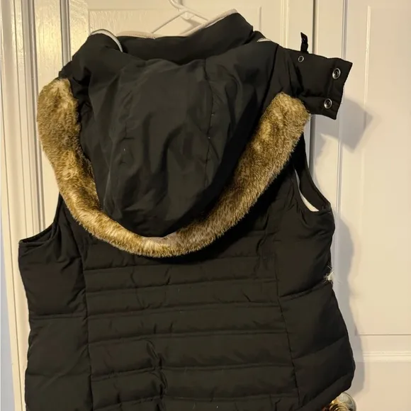 Adorable Warm‎ Trendy Zip vest with hood! Puff style. So fashionable. Medium