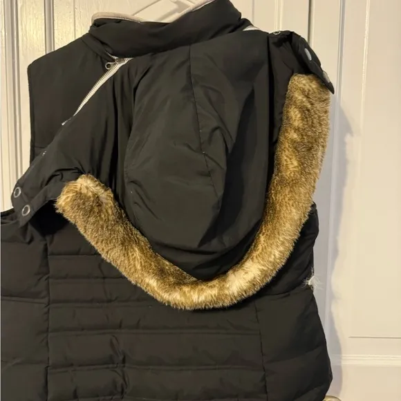 Adorable Warm‎ Trendy Zip vest with hood! Puff style. So fashionable. Medium