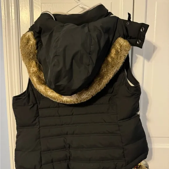 Adorable Warm‎ Trendy Zip vest with hood! Puff style. So fashionable. Medium