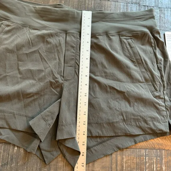 Athleta Trekkie North Shorts Women's Size 18 530626-02 Olive Green NWT Hiking