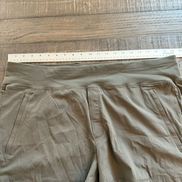 Athleta Trekkie North Shorts Women's Size 18 530626-02 Olive Green NWT Hiking