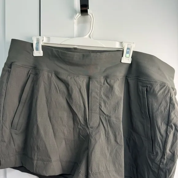 Athleta Trekkie North Shorts Women's Size 18 530626-02 Olive Green NWT Hiking