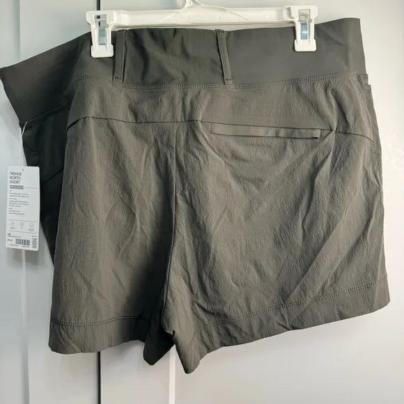 Athleta Trekkie North Shorts Women's Size 18 530626-02 Olive Green NWT Hiking