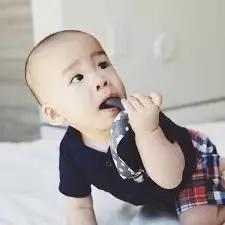 GRABEASE 2 IN 1 SILICONE TEETHER - GRAY