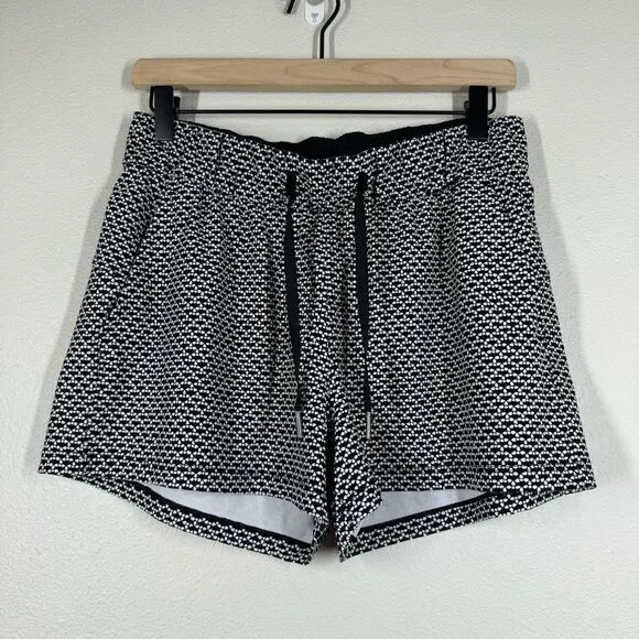 Lululemon On The Fly Short 2.5 Monochromic Black Geo Print Activewear Gym 8