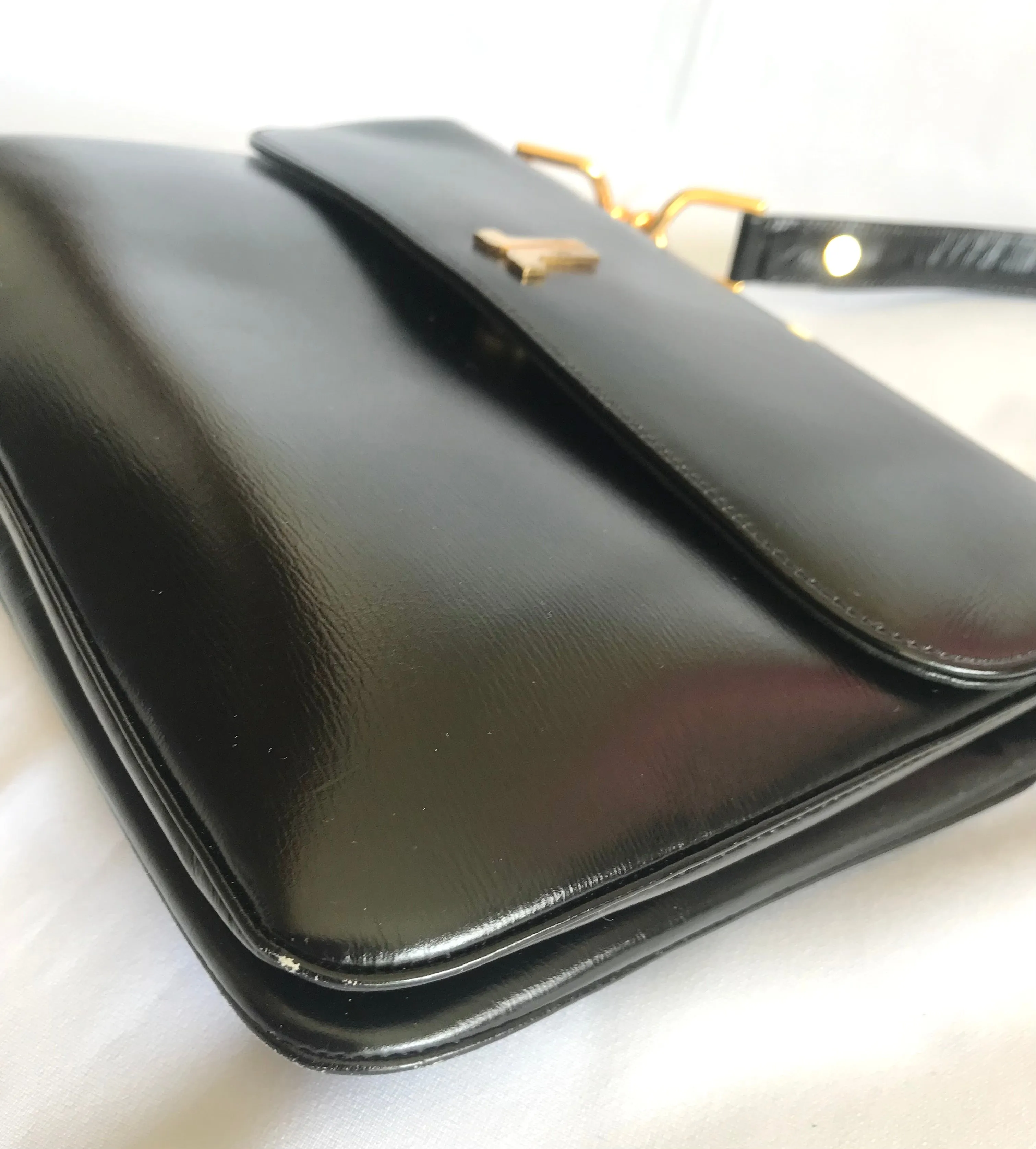 Vintage Lanvin black leather shoulder bag with logo motif. Classic masterpiece. 050320r11
